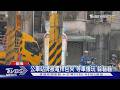 公車站牌被電桿包夾 等車像玩「躲貓貓」｜TVBS新聞 @TVBSNEWS01