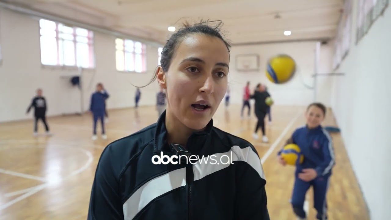 Trajnon nxënësit në volejboll/ Si mësuesja e edukimit fizik krijoi ekipin e Kukësit për vajza