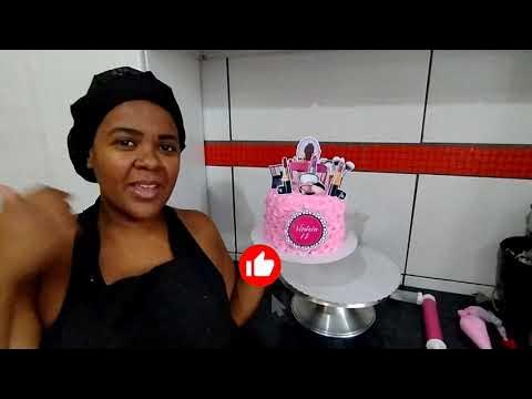 Bolo de chantilly tema maquiagem - Bolos da Liliane