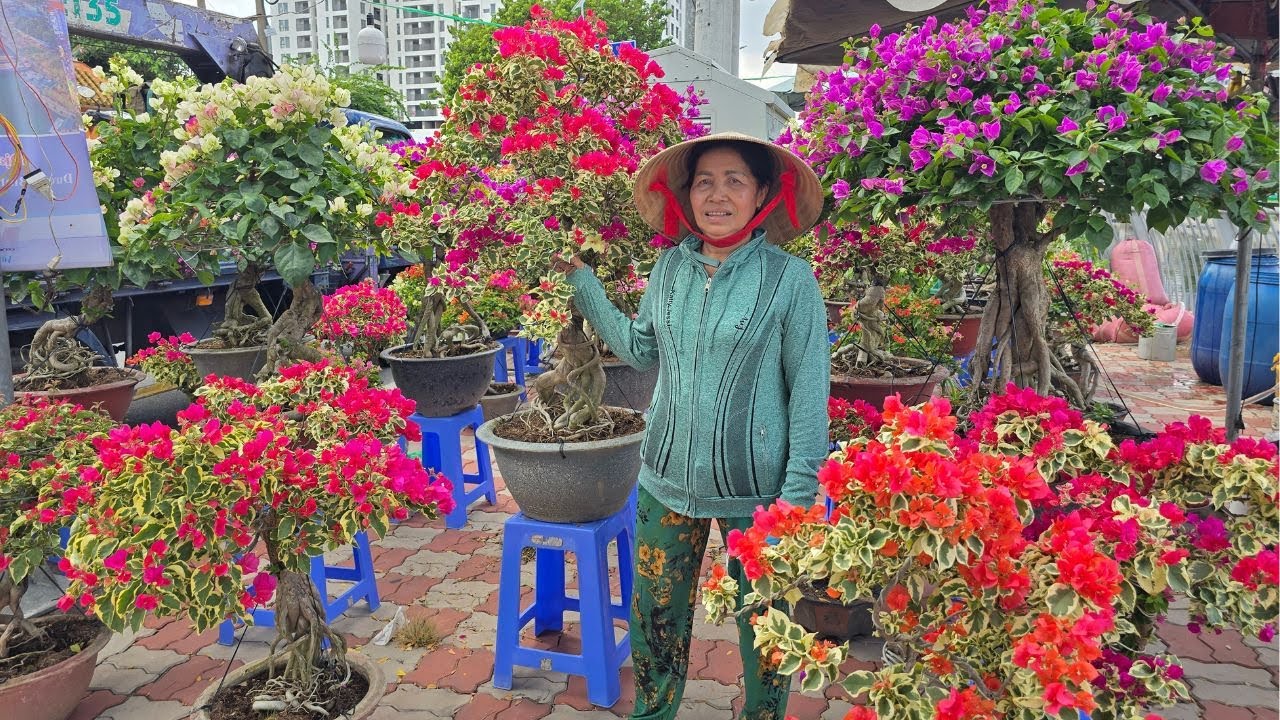 Người Sài Gòn đổ xô đi mua hoa Tết, bông giấy lung linh đủ sắc trên Bến Bình Đông tha hồ chọn