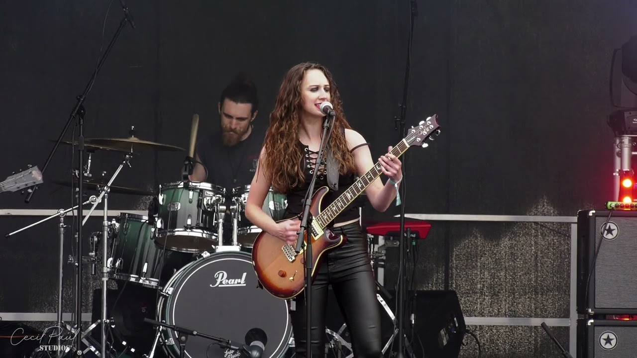 LOZ CAMPBELL – AN ARTIST SPOTLIGHT AND SINGLES REVIEW