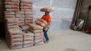 Este wey se carga 3 bultos de cemento de 50 kg