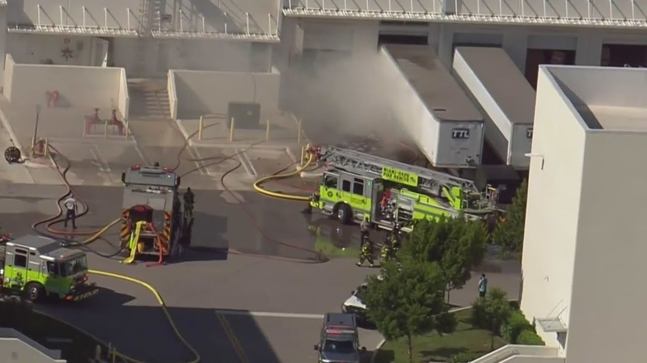 Fire breaks out at Miami-Dade warehouse Friday morning - YouTube