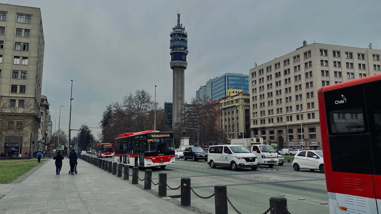 Santiago, Chile ( Palacio de la Moneda y Barrio Paris - Londres )/ Walking Tour 4k 60 FPS.