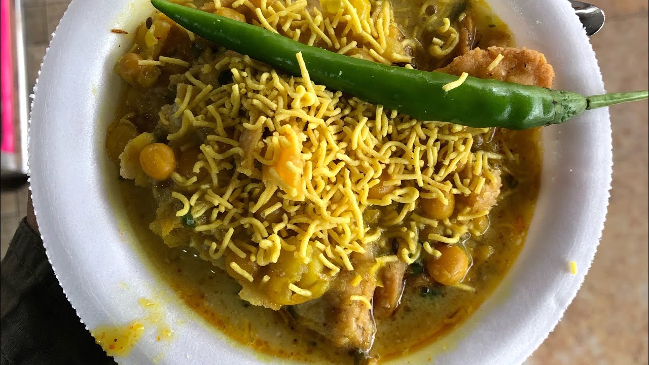 Samosa With Tari Chole And Dahi | Raipur Street Food | Famous Sahu Hotel | 