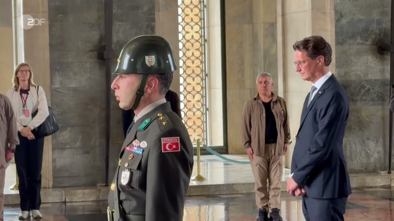 ZDF🔸Hendrik Wüst robbt auf Knien zu Erdoğan in Ankara