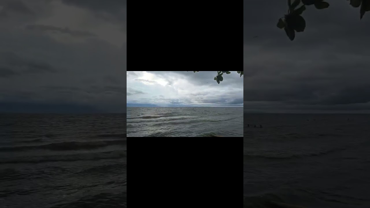 El mar al fondo y el ruido del mundo cerca.