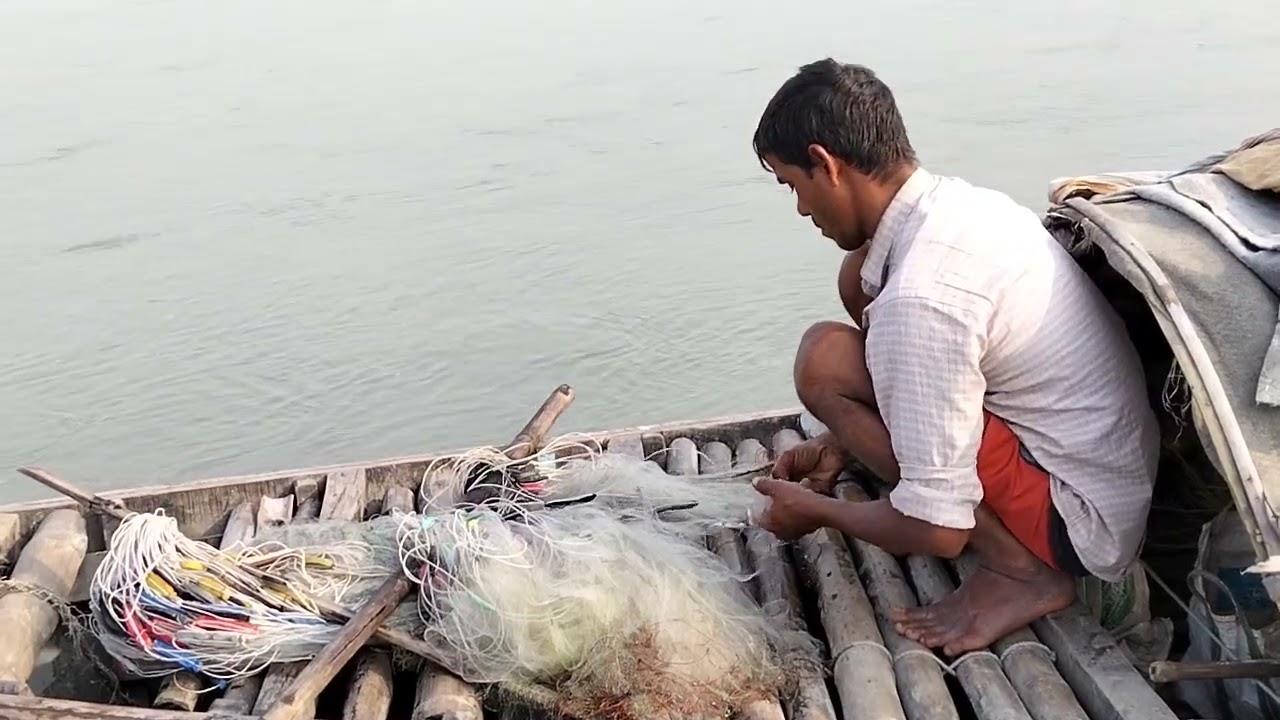 তিস্তা নদীতে মাছ ধরেছেন জেলেJanuary 13, 2026