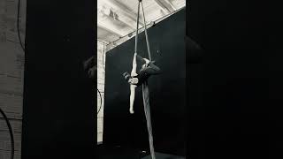 Silks: knee tangle