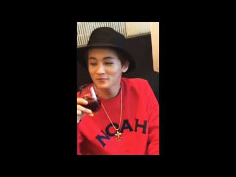 Mark watering himself -||nct 마크 마시는||nct makeu masineun