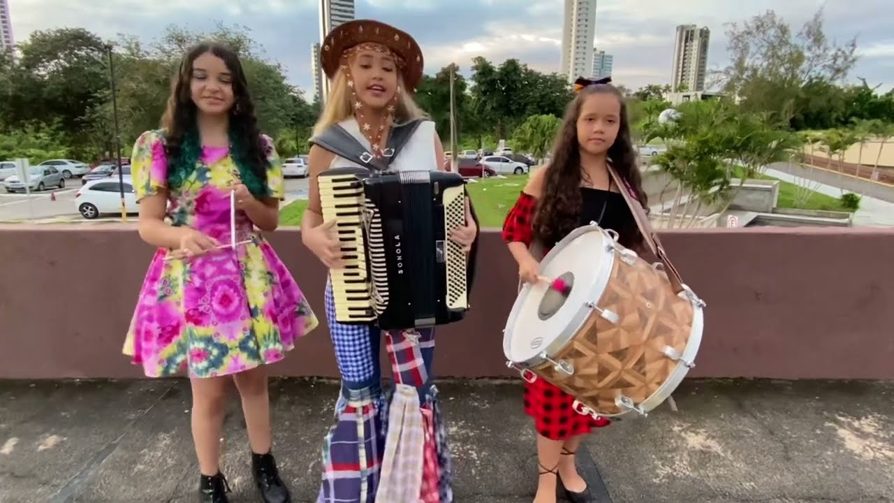 Laís Amaro, Luiza Amaro e Helloysa do pandeiro ( Roendo Unha, Xote das Meninas)