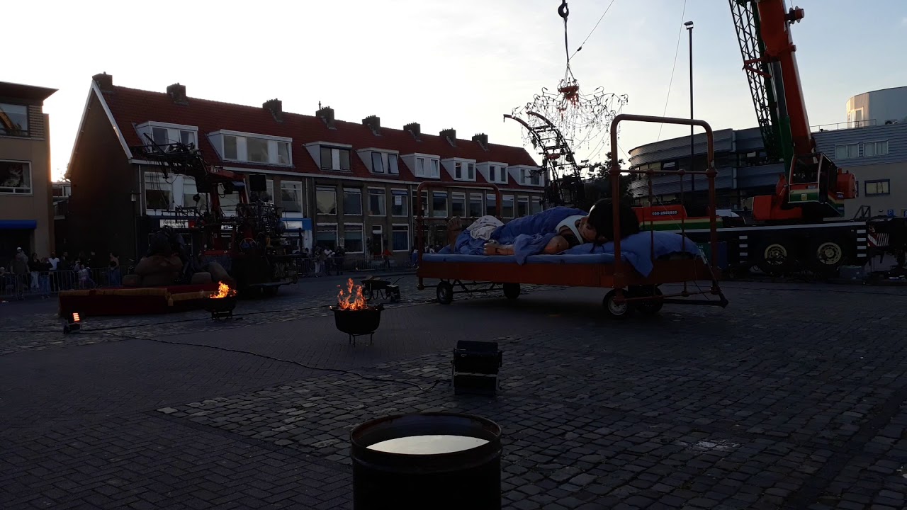 Het Reuzen Meisje En Xolo De Hond Slapen Heerlijk Op Cambuurplein YouTube