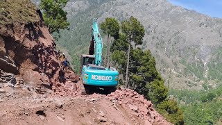 kobelco machine road cutting 🪨🪨 || پتھر گر رہے ہیں || danger point || RASKY JOB