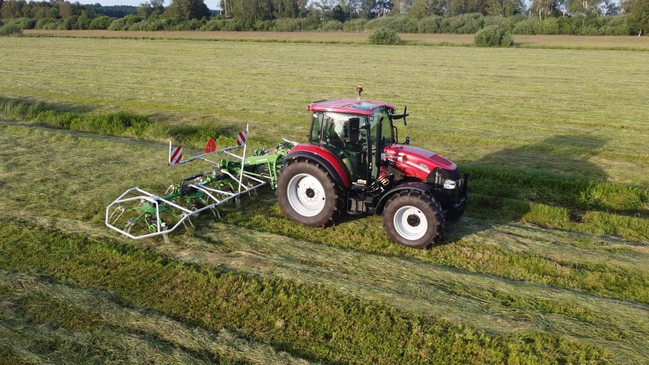Przetrząsanie traw 2022 z NOWYM NABYTKIEM  Case IH Farmall 110 C Samasz P6-651