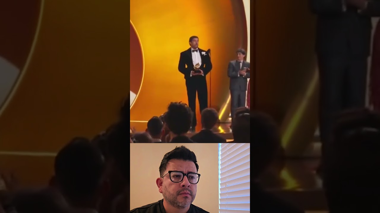 Bad Bunny dice fuera ICE en la entrega de los premios Grammys.