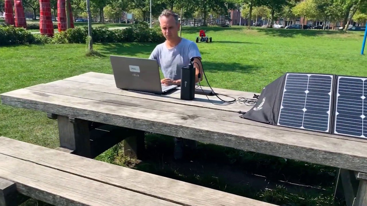 Laad je laptop op met de zon via zonnepanelen en een universele laptop powerbank.