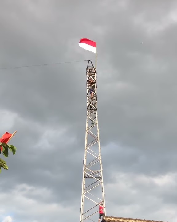 Ngeri !!! detik detik menegangkan pengibaran bendera merah putih...