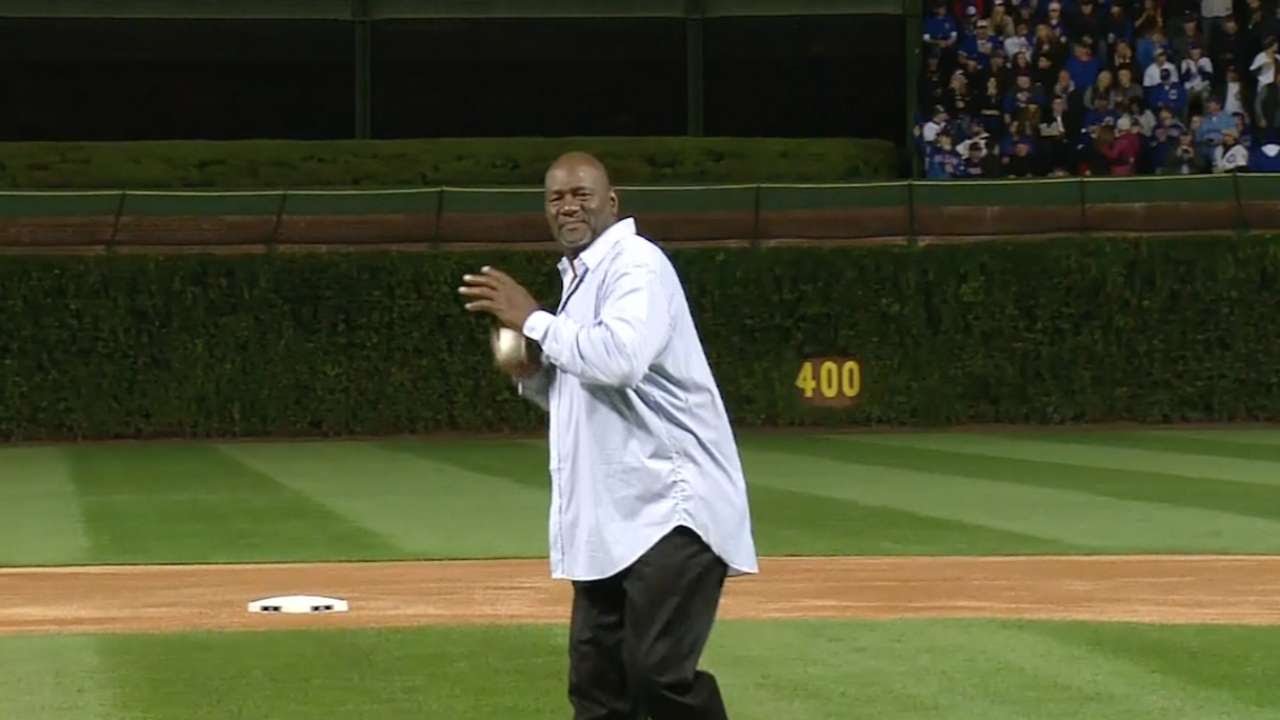 SF@CHC Gm2: Lee Smith throws out first pitch