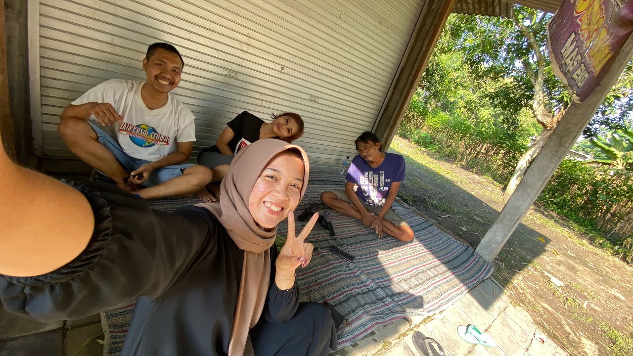 SEBELUM KE JOGJA KETEMU DENGAN QUEENS OF BANANA ( MBA RIKOY )