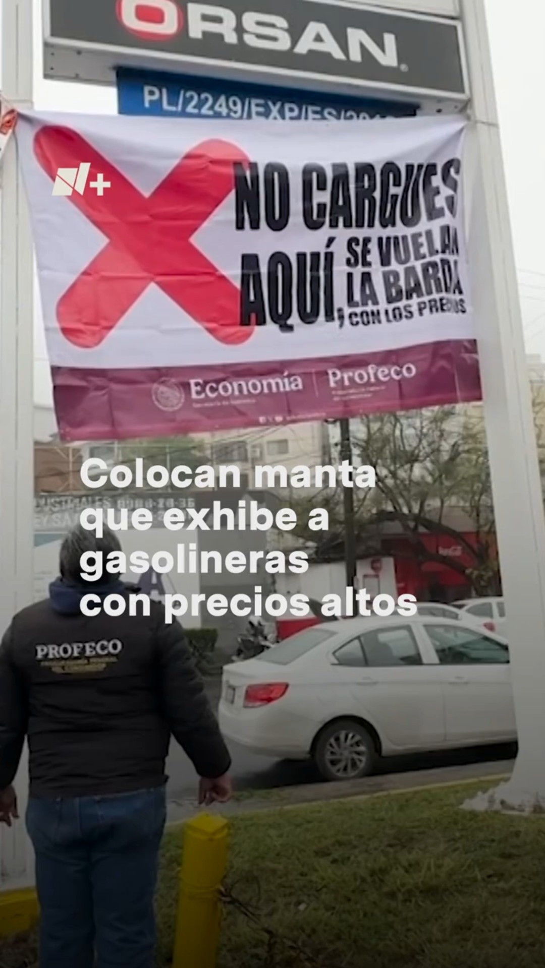 Colocan 'manta exhibidora' en gasolineras con precios altos #nmas #shorts #profeco #gasolina