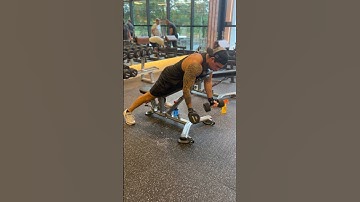 Rosca halteres no banco inclinado