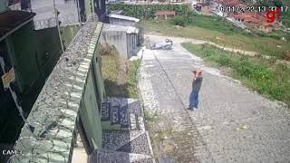Carro sem freio desce ladeira e capota em Santo Antônio de Jesus, Bahia Carro sem freio desce ladeira e capota em Santo Antônio de Jesus, Bahia