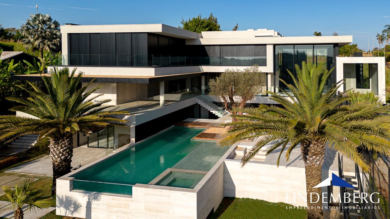 Obra de arte no Lago Sul de Brasília. Mansão projetada por Denise Zuba e construção Tecna. (4K)