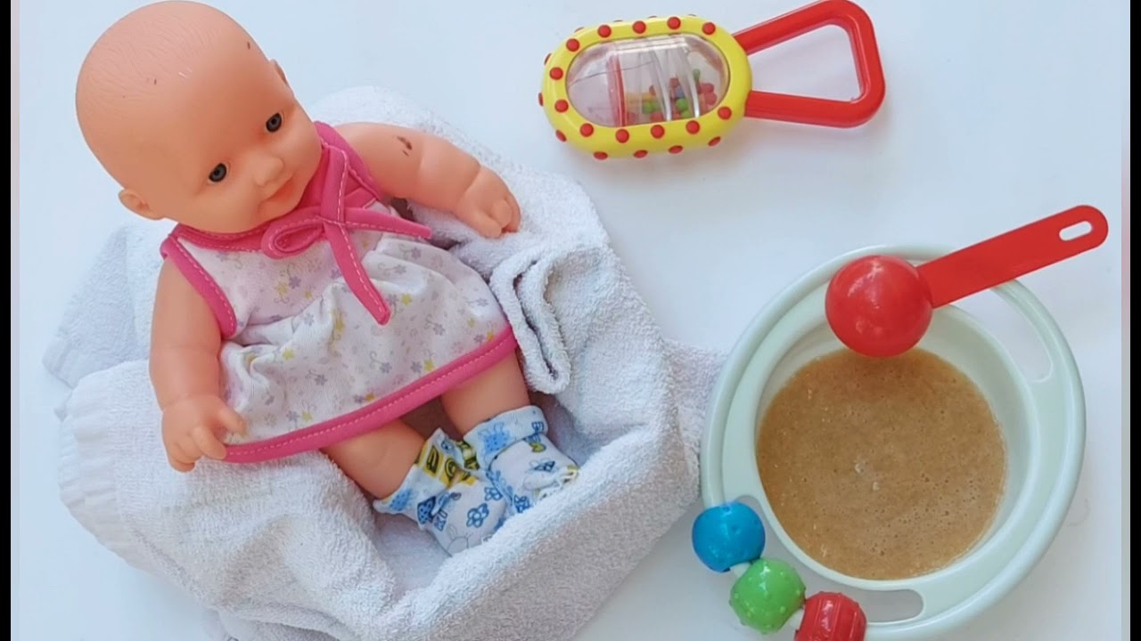 Το μωρό τρώει κρέμα από φρούτα και λαχανικά/Βίντεο για παιδιά