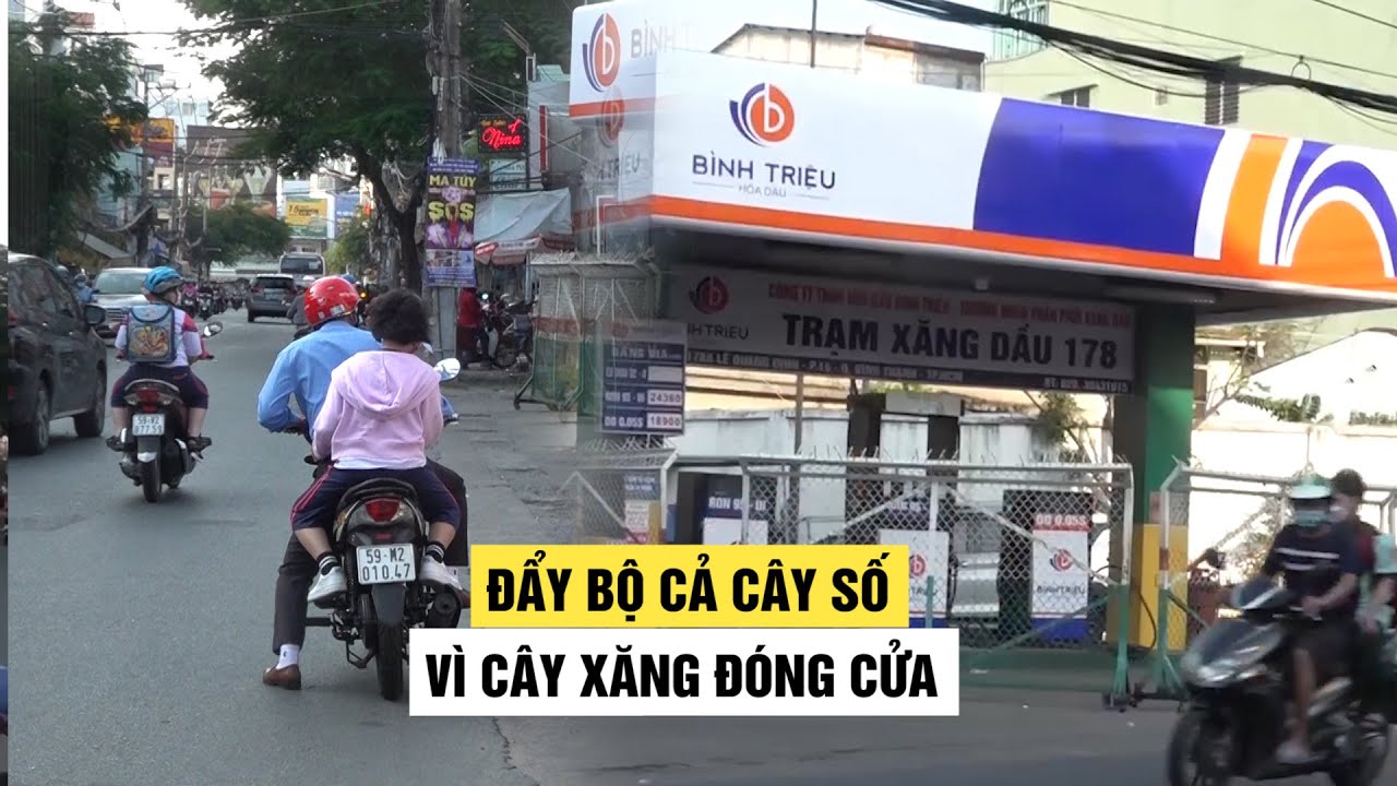 Cha con đẩy xe, đi bộ cả cây số vì cây xăng ở TP HCM... - youtube