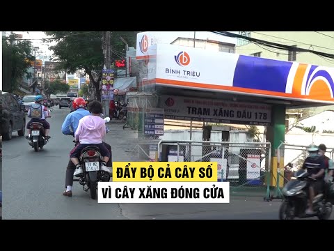 Video Cha con đẩy xe, đi bộ cả cây số vì cây xăng ở TP HCM... - youtube