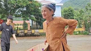 The old woman missed Tập very much, so she went to look for him.