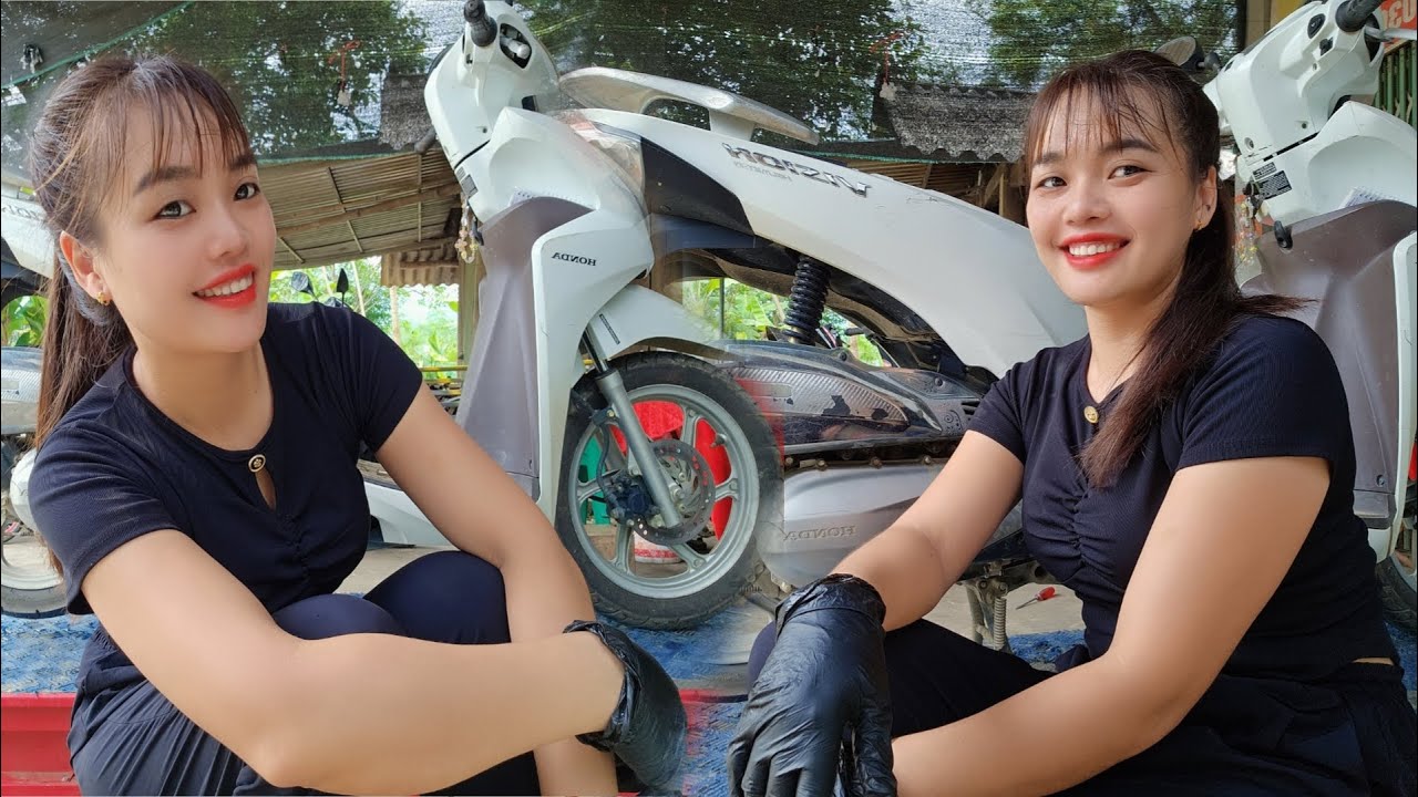 Shiny White Vision, Fading Inside – The Sad Story of a Neglected Beautiful Scooter