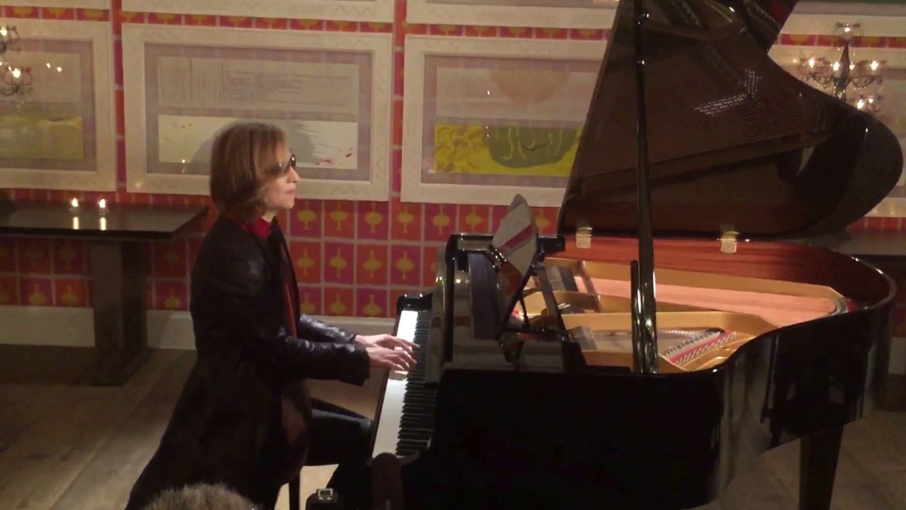 A teaser of LIVE piano play by YOSHIKI of X Japan