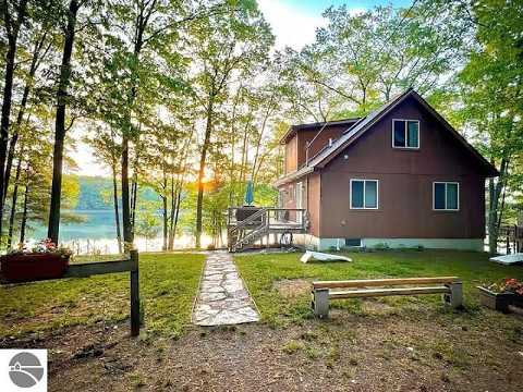 18819 Lakewood Circle, Lake Ann, MI home video tour