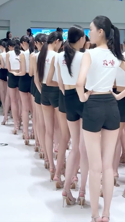 There are many beautiful women.#short