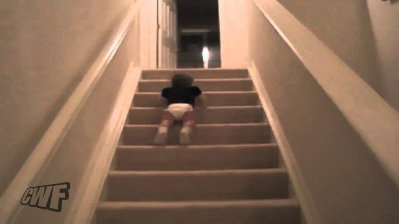 Bebé baja la escalera deslizandose - YouTube