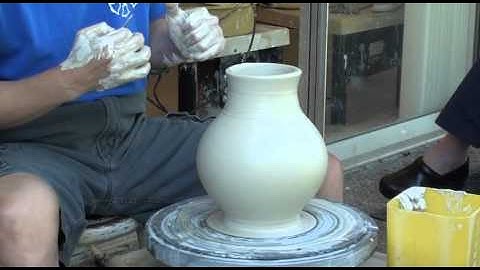 151. Throwing a Round Base Tall / Thin Neck Bottle / Vase with Hsin-Chuen Lin