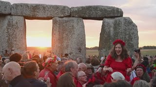 Crowds gather at Stonehenge to celebrate summer solstice