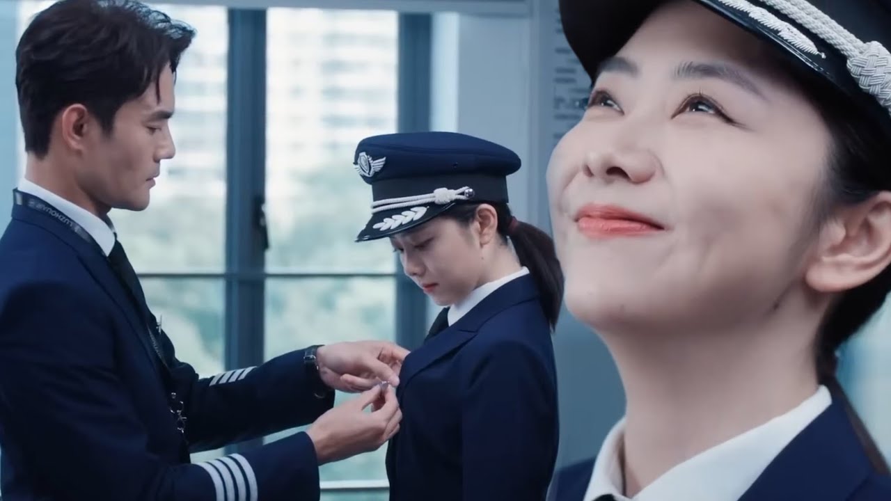 Чэн Сяо вела себя кокетливо и просила Гу Наньтина помочь ей надеть значок. Он был таким застенчивым!