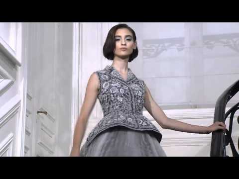 Video: 10 görünüşdə Christian Dior Haute Couture səyyahı