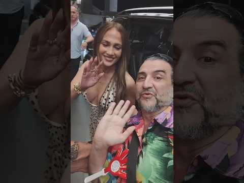 Video JLO Jennifer Lopez Superstar a Roma saluta i fan con il Salutatore Hello-Man