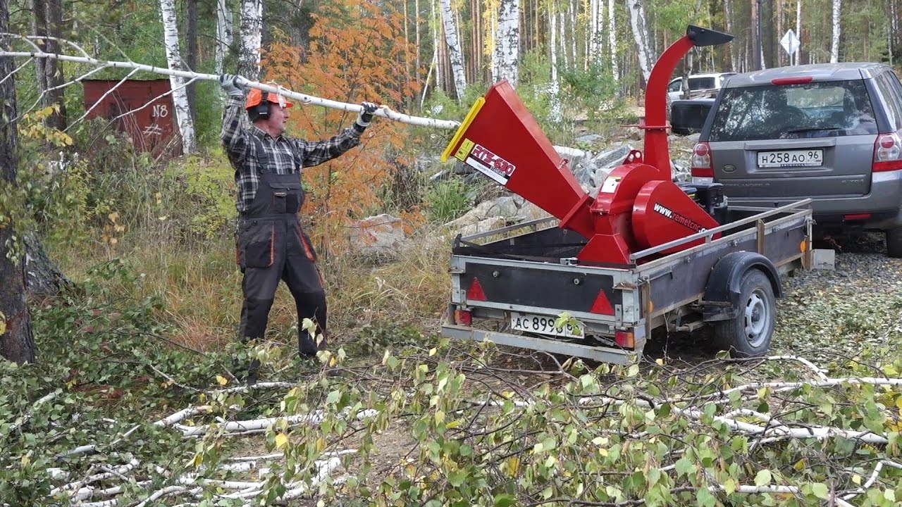 Бензиновый измельчитель веток Remet RTS 630 в работе. Woodchipper.