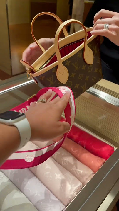 Unboxing Louis Vuitton world tour bumbag * What fits inside? 