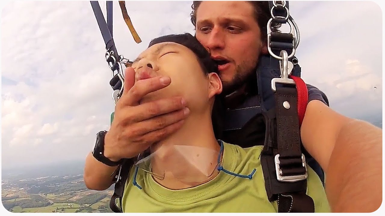 crashes on air Guy Faints While Parachuting | Skynap