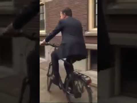 بعد ١٤ عاما هكذا غادر رئيس الوزراء الهولندي السابق مبنى رئاسة الوزراء بعد اتمام مراسم تسليم السلطة