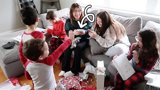 NEW iPHONE SURPRiSE ON CHRiSTMAS EVE! OPENiNG EARLY CHRiSTMAS PRESENTS ON CHRiSTMAS EVE 2023