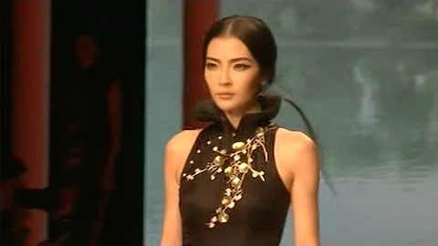 Traditional Chinese Qipao dress featured at Beijing fashion show - DayDayNews