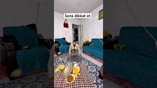 Yardım Ederken Tepsi Havada Uçuştu