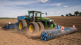 картинка: Внесение органических удобрений с помощью цистерны John Deere 8520 и МЖТ-12