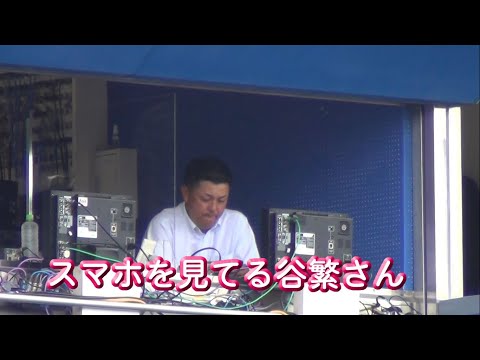 【つば九郎デー】七夕の解説　スマホを見ている谷繁さん